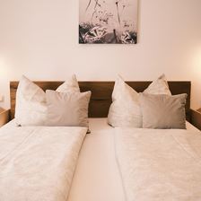 Gemütliches Doppelzimmer aus Holz mit eigenem Bad