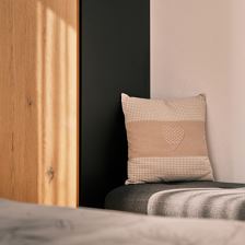 Liebevolle Details im Doppelzimmer aus Holz