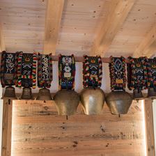 Traditionelle Glocken für die Kühe beim Almabtrieb