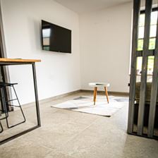 Küche mit Blick ins Wohnzimmer