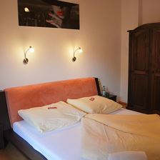 Haus-Carina-Zimmer-RedLips&Nails-Doppelbett-Schran
