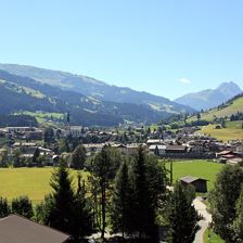 Ausblick ins Dorf und die umliegende Bergwelt