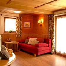 Wohnraum ruhige Ferienwohnung fuer 2 Paare im Haus