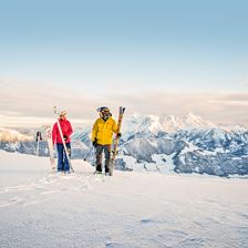 skifahrer-vor-winter-bergkulisse-in-den-kitzbuehel