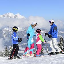 SkifahrenFamilie001_RegionStJohann_StefanEisend