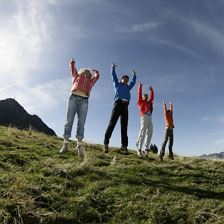 Luftsprung von vier Wanderer (c) Martin Lugger