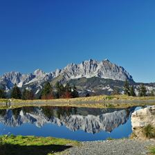 Wilder Kaiser spiegelt sich im Schlosserbergsee (c