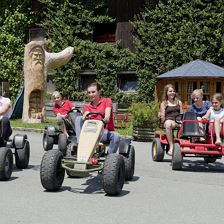 Spielplatz/Go Karts Gut Kramerhof (300 m entfernt)