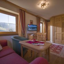 Oberhabach_Zimmer_SuiteKalkstein_WZ