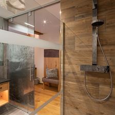 Geräumiges Badezimmer mit begehbarer Dusche