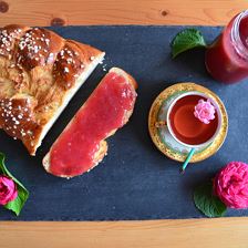 Hausgemachter Hefezopf mit Rosenmarmelade