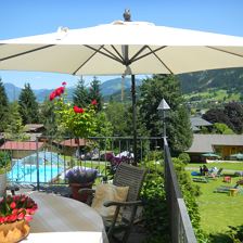 Terrasse mit Panorama-Bergblick - Frühstück