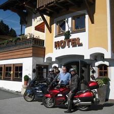 Motoradfahrer schöne Aussicht St Johann in Tirol