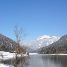 Wanderung am See im Winter