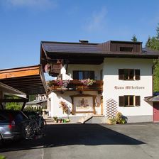 Parkplatz mit Carport