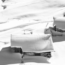 hd-tief-verschneite-almhuetten-auf-der-steinplatte