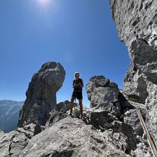 auf die Steinplatte über den Dreibrüdersteig