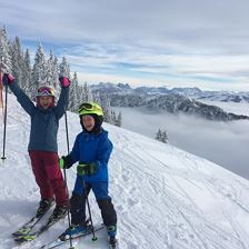 Elan und Max skifahren
