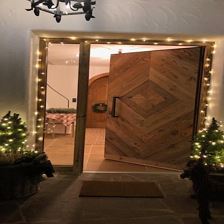 Haustür mit Weihnachtsbeleuchtung (2)