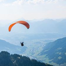 paragleiter-ueber-der-ferienregion-hohe-salve