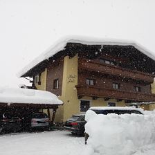 Haus Leo im Schnee