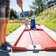 Kinder beim Minigolf spielen