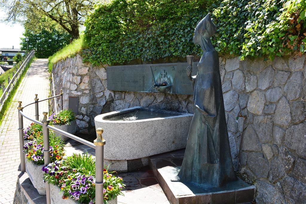 Brunnen am Kirchbühel mit Margarethe Maultasch