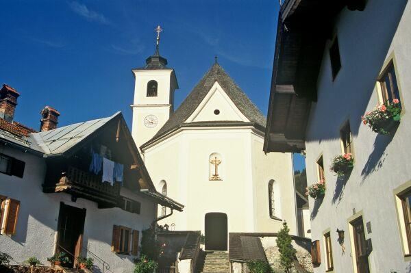 Kirche Aschau im Sommer