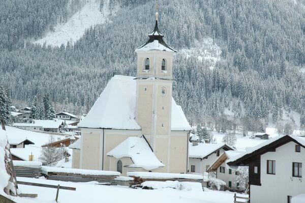Kirche Aschau im Winter