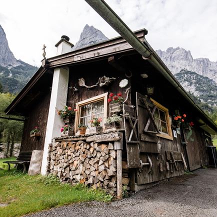 Hofmann bergdennenstokerij in het Kaiserbachtal