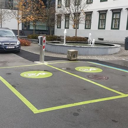 Elektro auto laadstation school- en gemeenschapscentrum