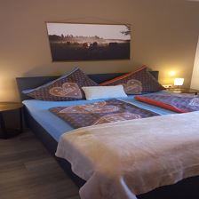 Schlafzimmer mit Boxspringbett