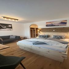 Doppelzimmer mit Zirbenholz
