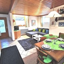 Wohnraum mit Küche, Sitzecke und Couch