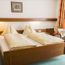 double room with shower, 1 extra bed