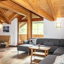 Wohnküche mit großem Sofa