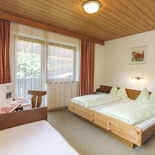 double room with shower, 1 extra bed