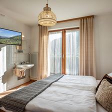 Double room, shared shower/shared toilet