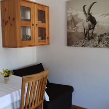 2. Zimmer links Tisch