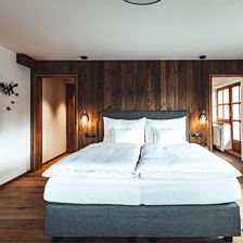 Suite, separate toilet and shower/bathtub, superior