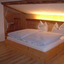 Schlafzimmer mit Doppelbett