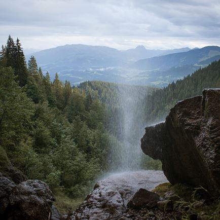 kaisergebirge_bei_ellmau-going_schleier_wasserfall_adlerweg_etappe_01_tirol_werbung_schwarz_jens_ellmau.jpg