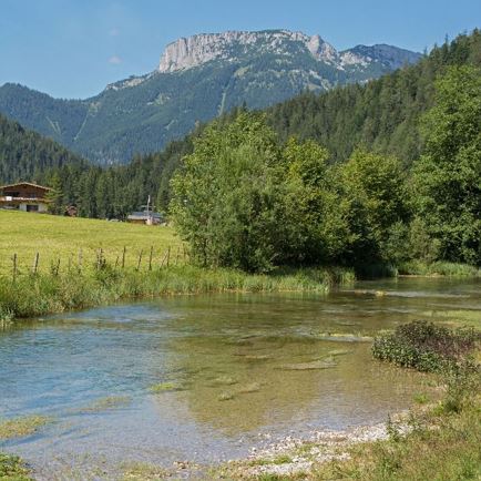 Pillersee mit Steinplatte.jpg