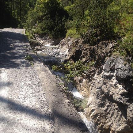 weg_in_die_weissbachschlucht_2.jpg