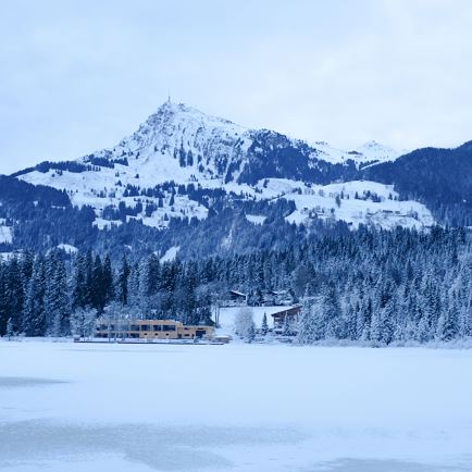Schwarzsee im Winter mit Kitzbüheler Horn.jpg