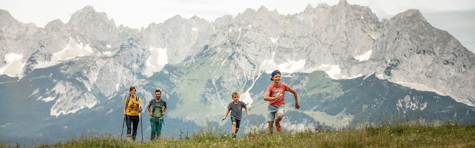 Familie beim wandern - Region St. Johann in Tirol