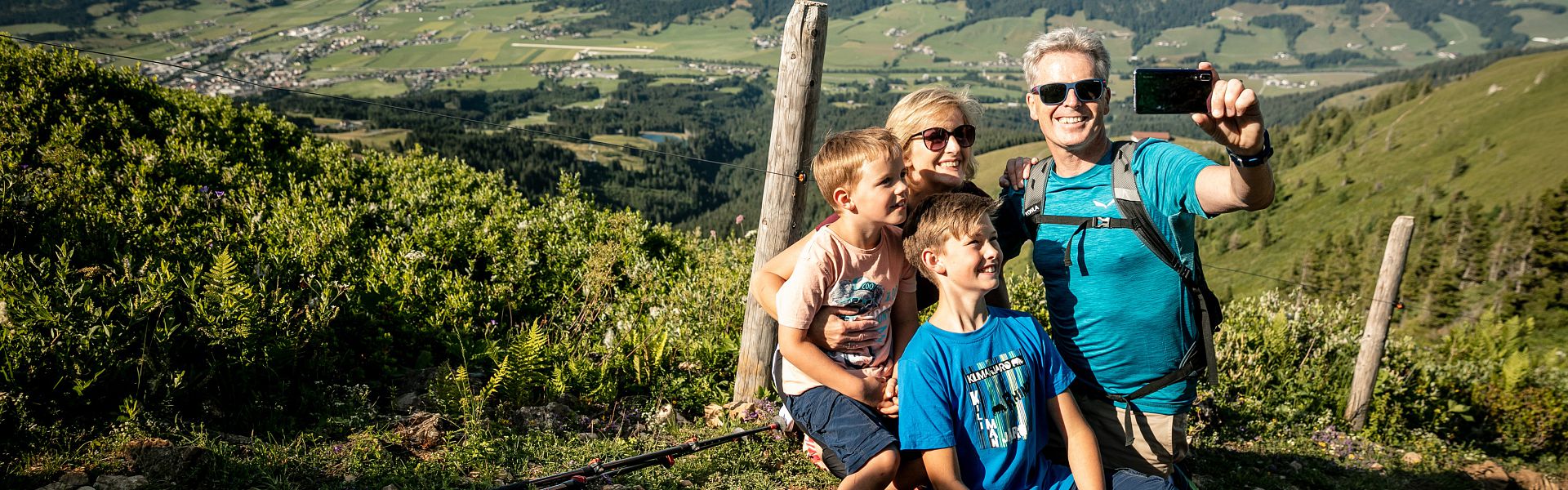 Familie macht Selfie beim Wandern - Region St. Johann in Tirol