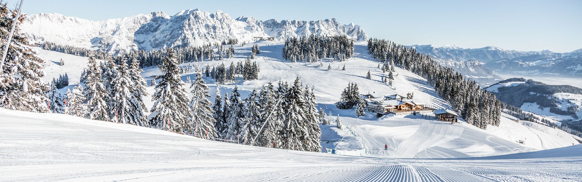 Frische Skipiste mit Blick auf Wilder Kaiser