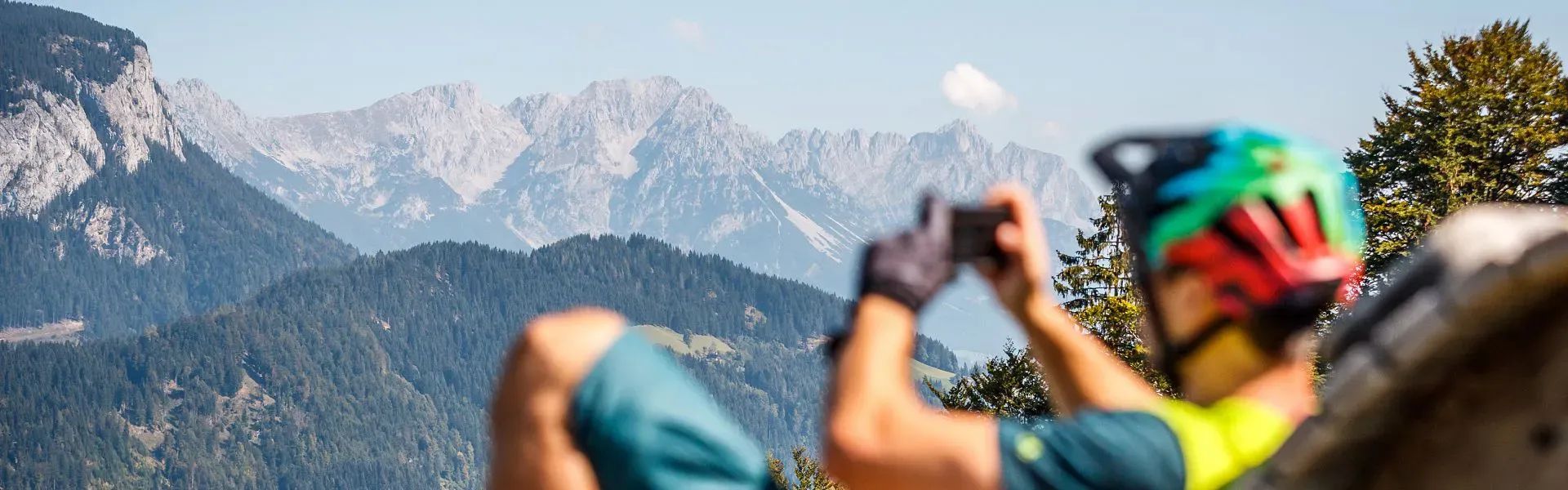 KAT Bike-Kitzbüheler-Alpen-Mountainbiker genießen den Ausblick-Etappe 1-c-E-Haiden