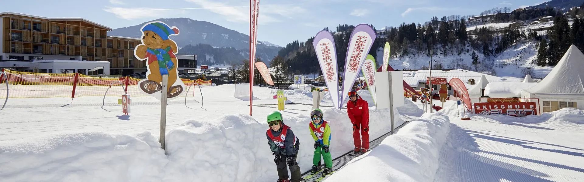 Kinder mit Skilehrer Übungsgelände Hopfgarten (11)